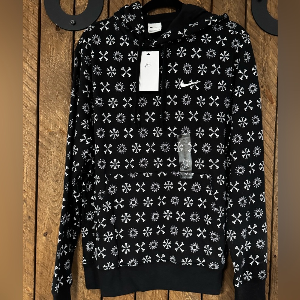 Nike Men's Black and White Graphic Sweater